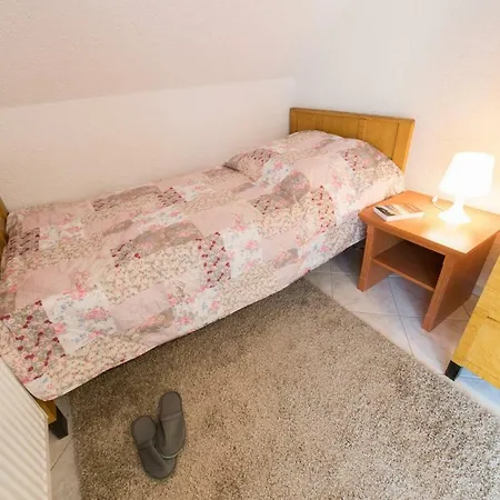 Holiday home Haeuschen Cabarz